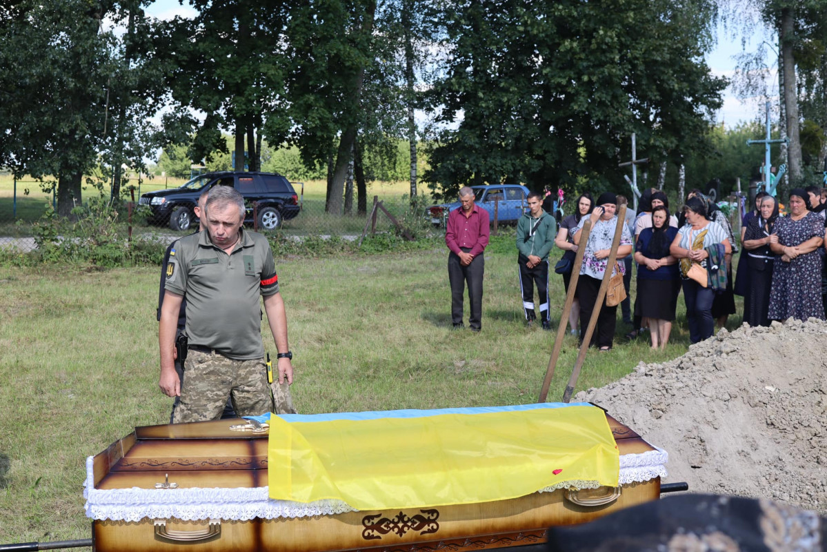 Загинув через місяць після дня народження: у Луцькому районі попрощались із полеглим Героєм Олегом Карпюком