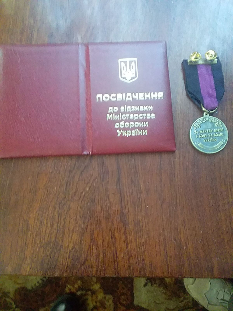 Не встиг отримати медаль: мамі загиблого Героя вручили його нагороду