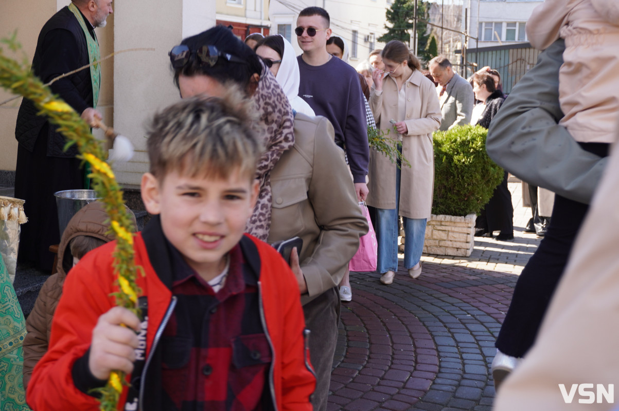 Сотні вірян прийшли освячувати вербу у головний собор Луцька. Фоторепортаж