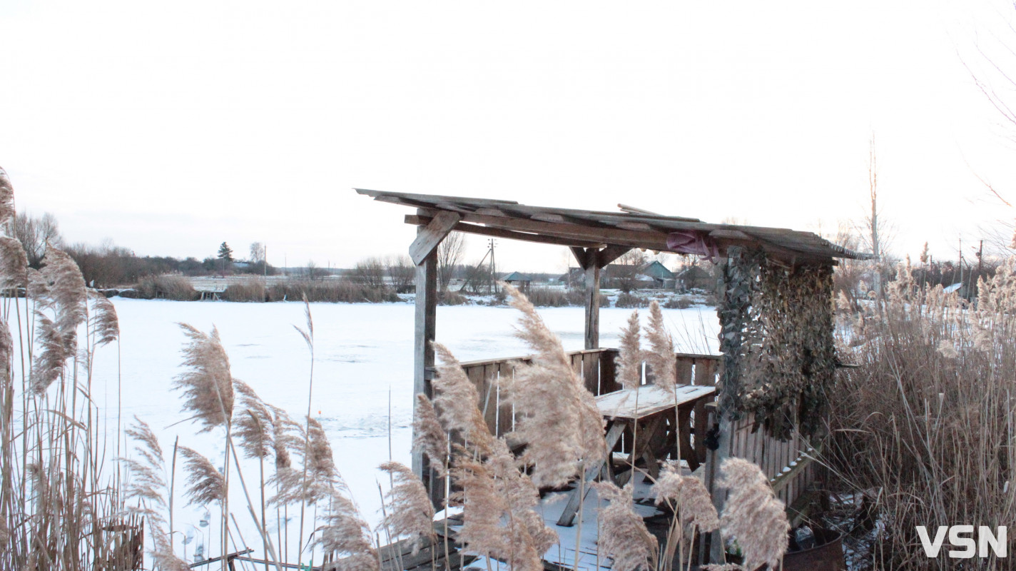 Крига 10 сантиметрів та жерлиці на щуку: фоторепортаж із зимового ставка у селі на Волині