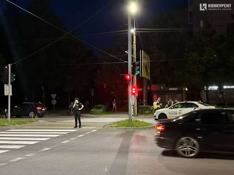 У Луцьку на дорозі не розминулися легковик та автівка патрульних. Фото