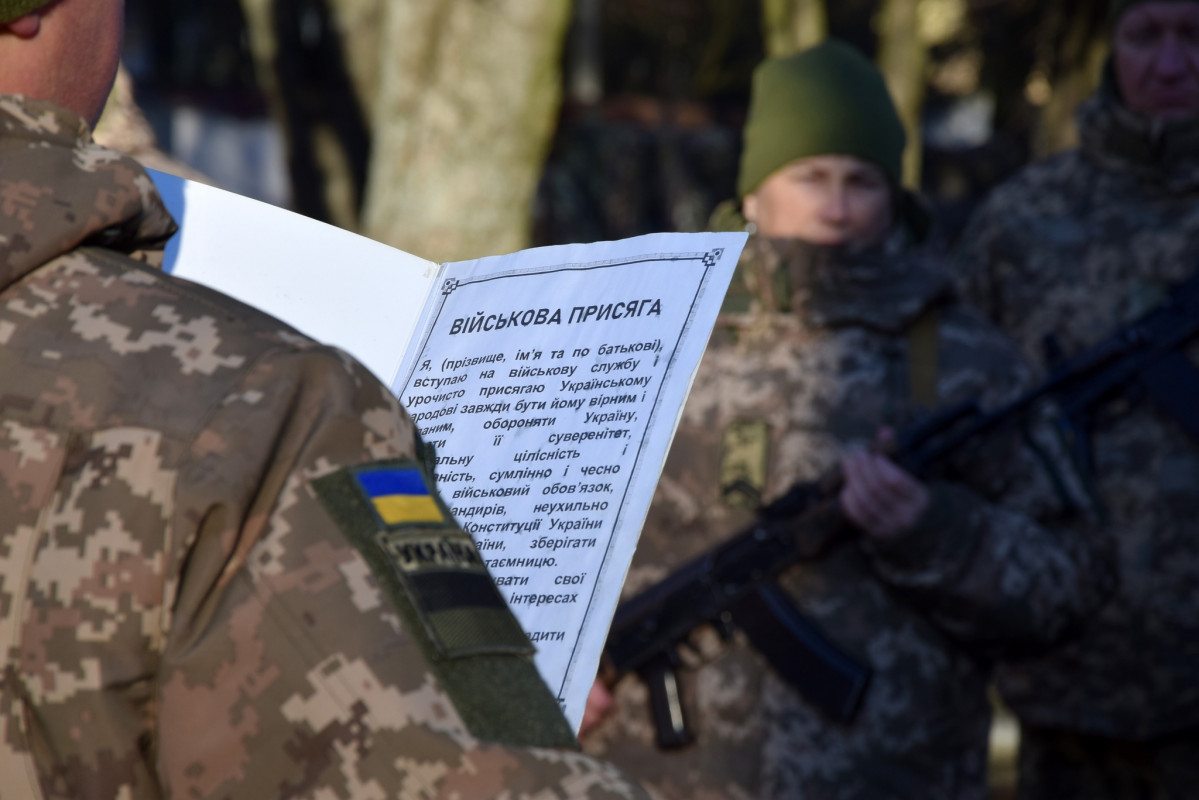 Чоловіки й жінки стали до строю: на Волині новобранці прикордонної служби склали військову присягу