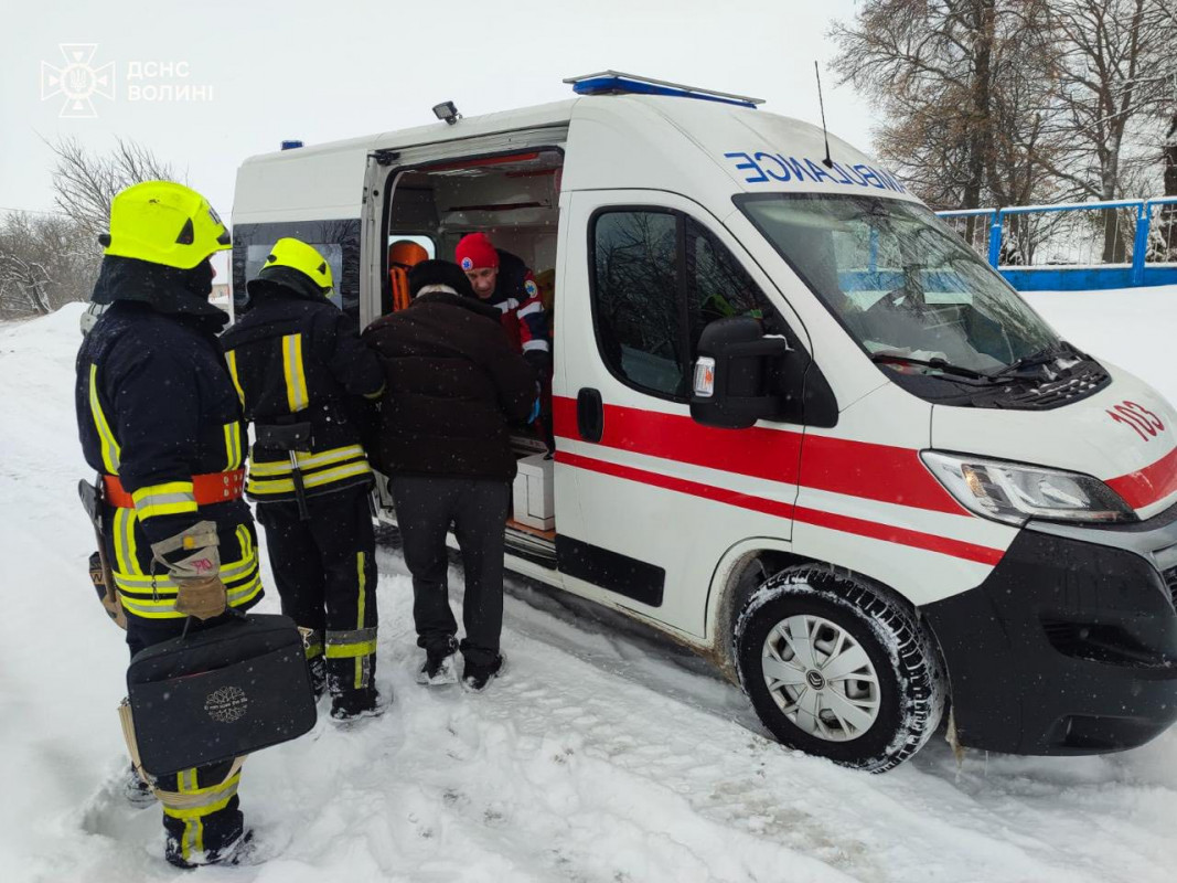 Рятувальники Волині допомогли медикам врятувати хворого: деталі