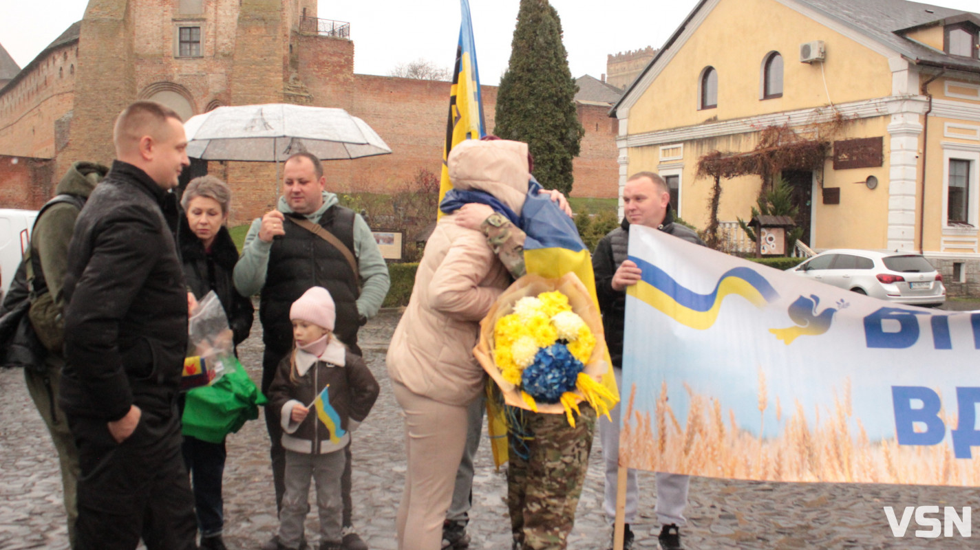 Після трьох років полону у Луцьку зустріли захисника Віталія Глєбова