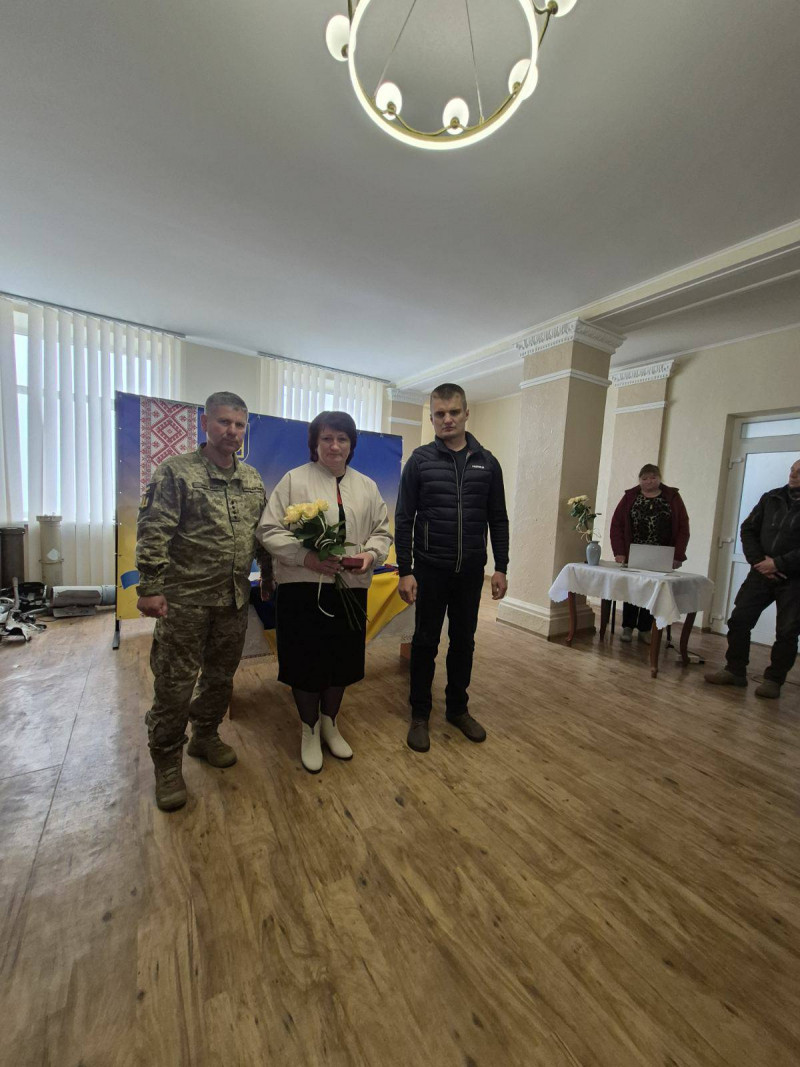 У волинській громаді матері загиблого воїна вручили його орден «За мужність»