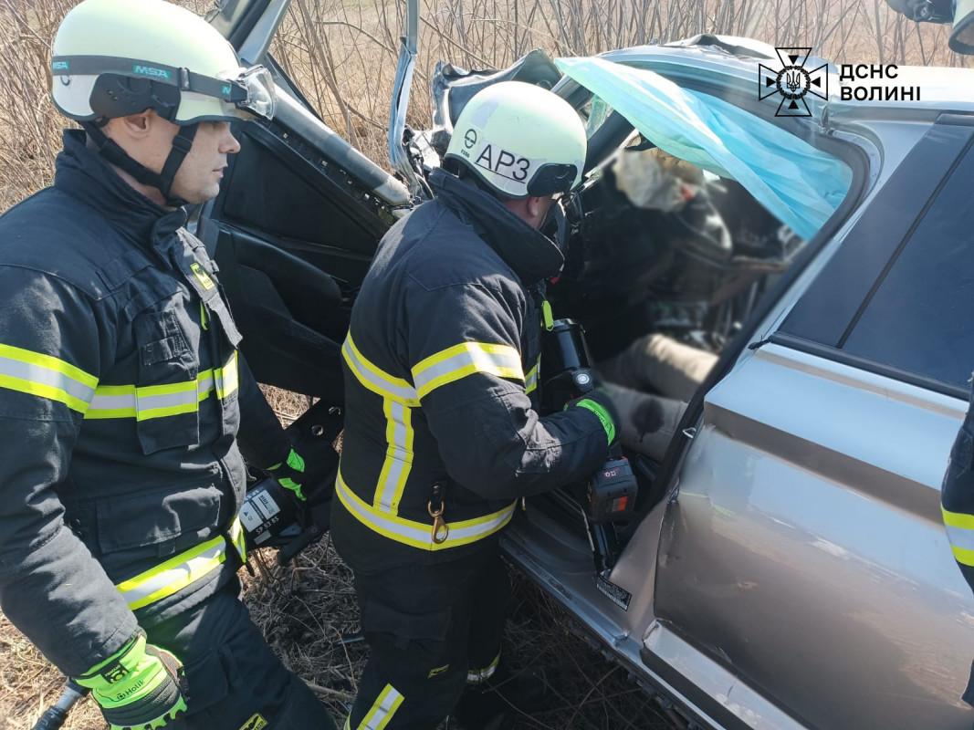 Водія деблокували з понівеченого авто: деталі жахливої автотрощі у Луцькому районі