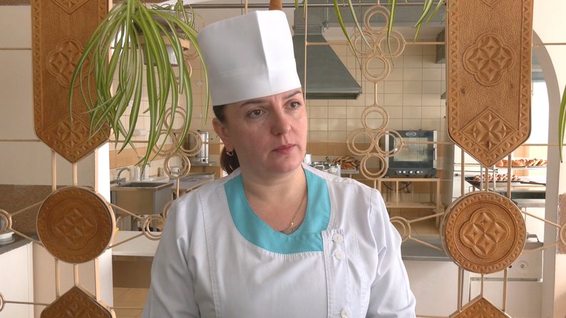 На роботу о 4 ранку: як під час відключень світла готують сніданки та обіди у школах Луцька