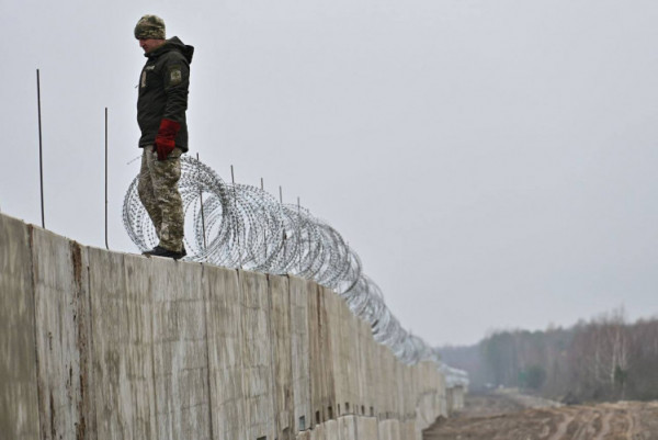 На Волині від білорусів будують залізобетонний паркан з колючим дротом