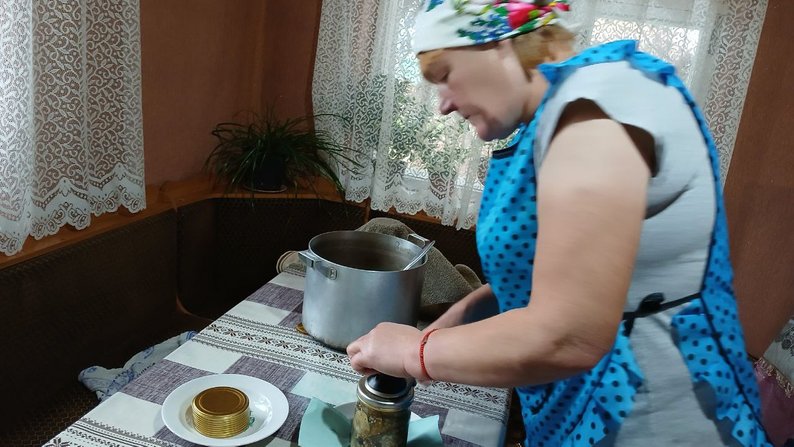 Волинські ковбаса, зеленички з часником, писачок та вишивка 