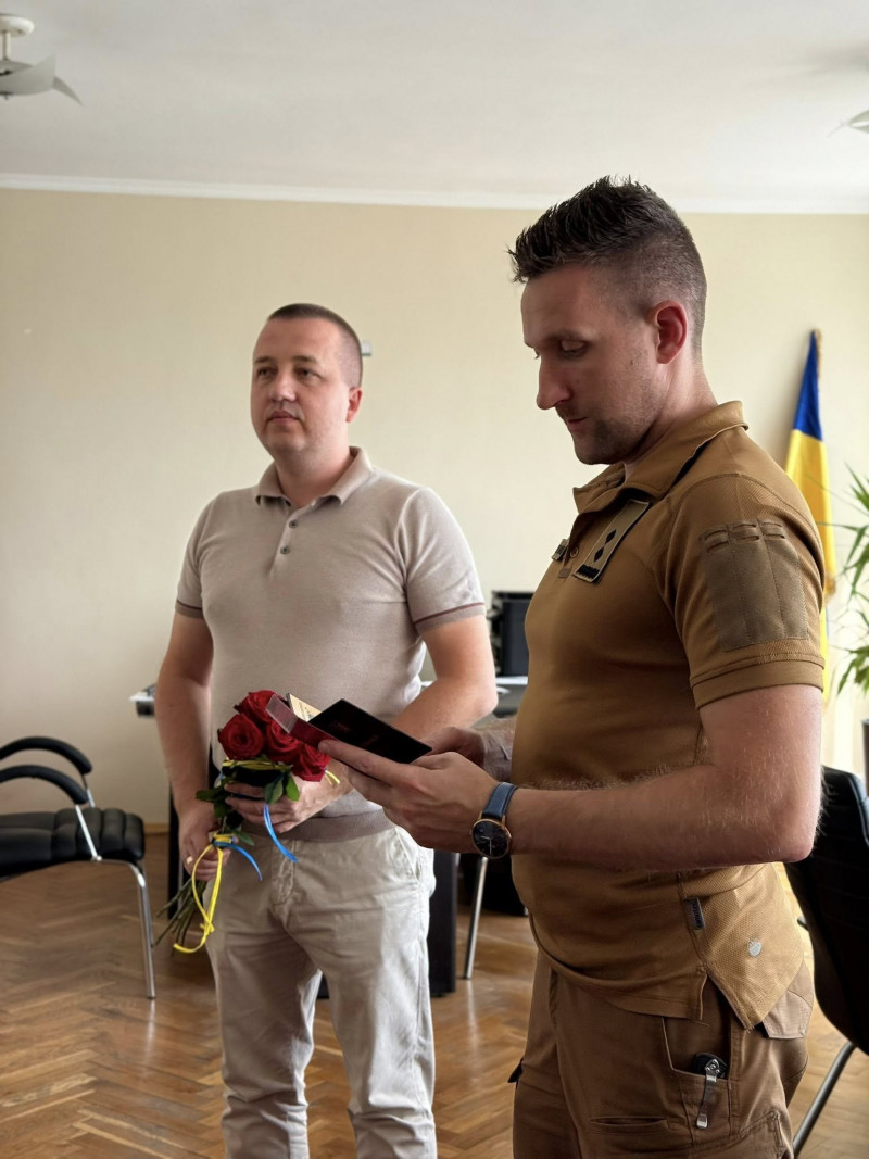 Не судилося станцювати вальс з донькою на її випускному: посмертну нагороду Героя з Волині вручили дружині