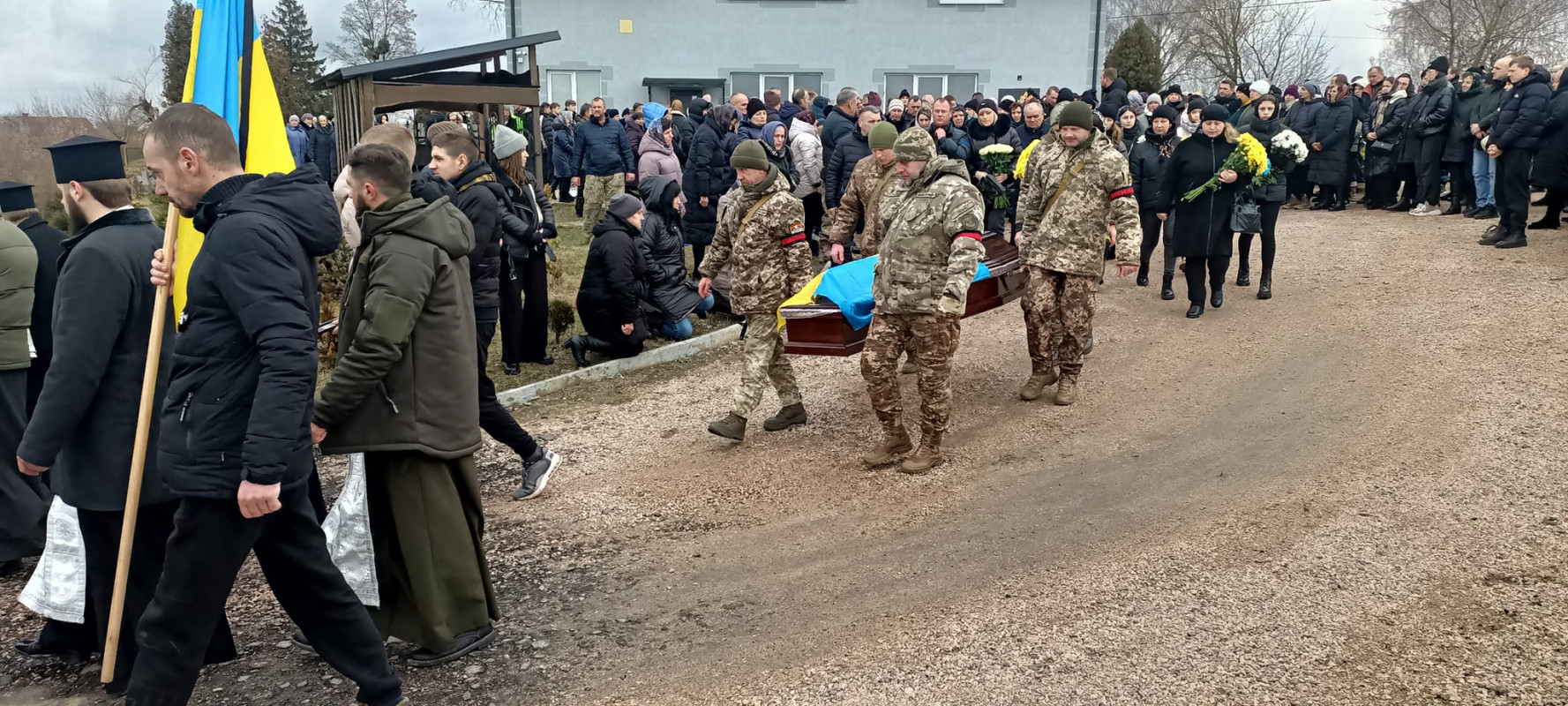 Понад пів року рідні надіялися, що живий: біля Луцька останню шану віддали Герою-розвіднику Роману Мигдалю