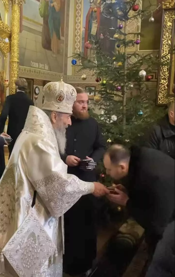 На Волинь приїхав митрополит МП Онуфрій: роздавав шоколадки, а люди йому цілували руку. Фото
