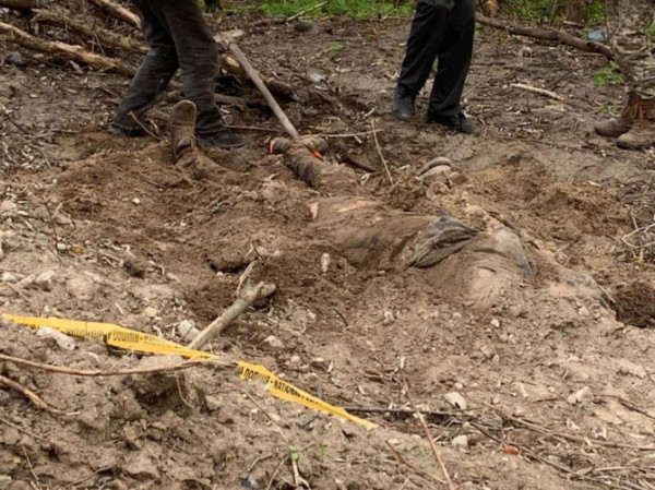 На Київщині виявили поховання закатованих цивільних з зірваними нігтями та зв'язаними руками