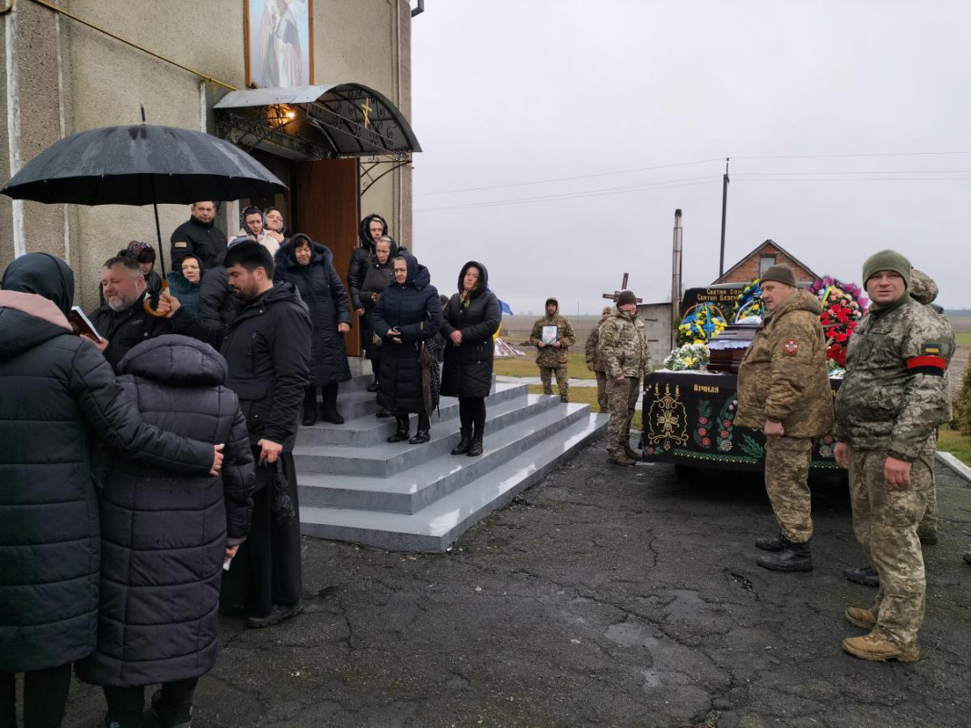 Загинув внаслідок артилерійського обстрілу: на Волині всім селом ховали працівника міської ради, Героя Олега Патіюка. Фото