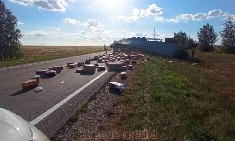 На Волині вантажівка злетіла у кювет, бо наїхала на камінь