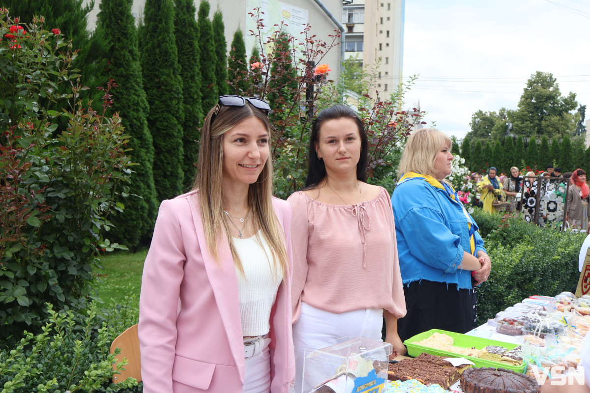 У центрі Луцька на Яблучний Спас - благодійний ярмарок: печиво, віра і підтримка фронту