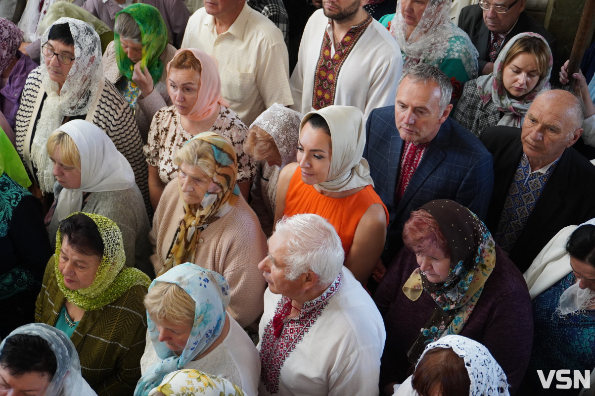 Хресна хода і спільна молитва: як минула літургія за участі Епіфанія у Луцьку. Фоторепортаж