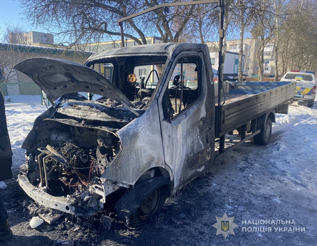 3 тисячі доларів за злочин: у Луцьку 19-річний хлопець на замовлення підпалив автівки