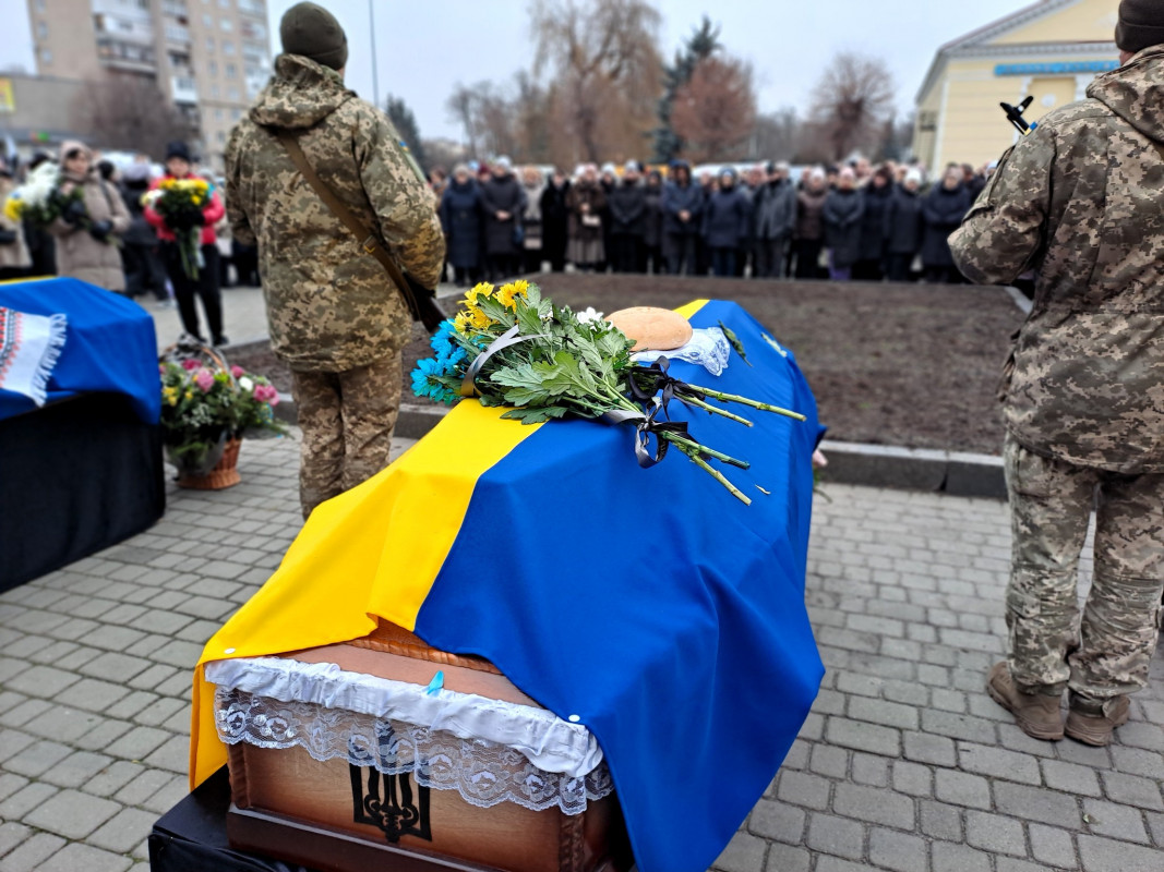 Дві втрати в одні громаді: на Волині попрощалися з Героями Артемом Абрамчуком та Юрієм Гусаром