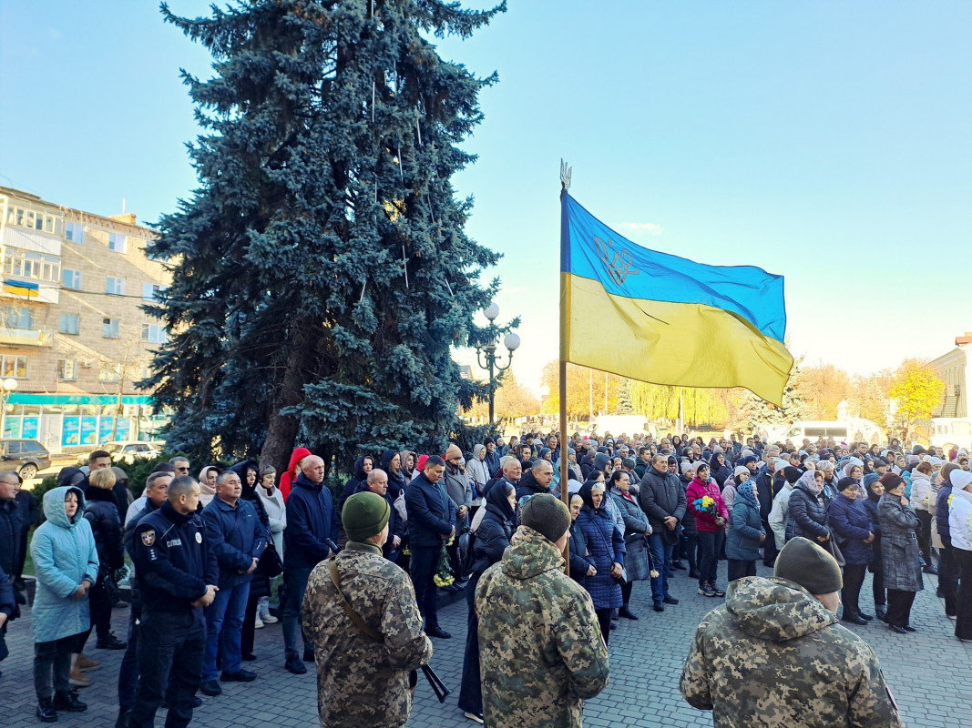 Коровай ділили на кладовищі: на Волині попрощалися з Героєм Максимом Хецером