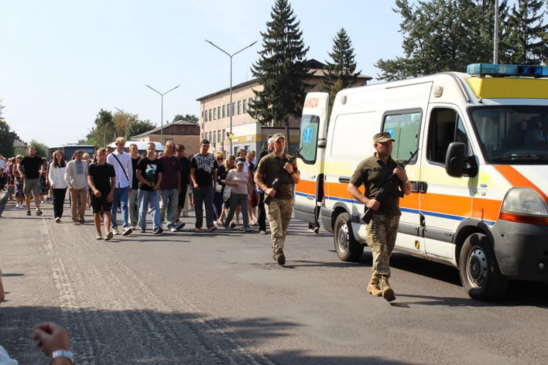 Весільний коровай розділили на цвинтарі: на Волині попрощались із Героєм Едуардом Вовчуком