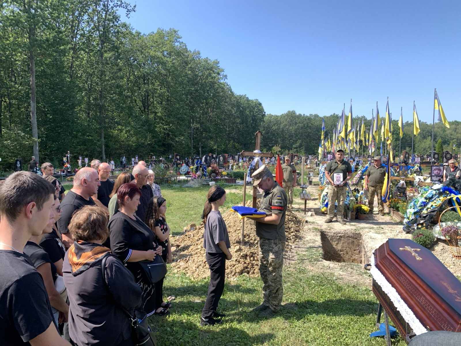 Овдовіла дружина, без батька залишилися дві донечки: на Волині попрощались з Героєм Віктором Галабурдою