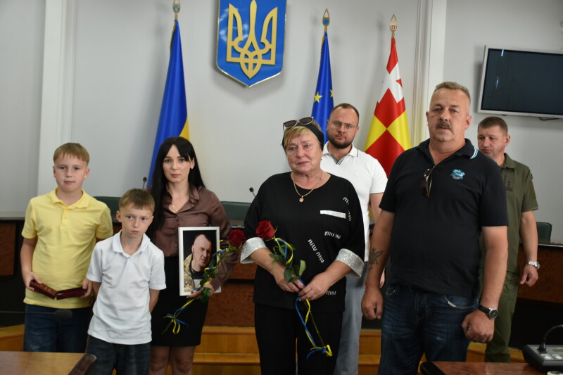 У Луцьку родинам загиблих військових вручили державні нагороди