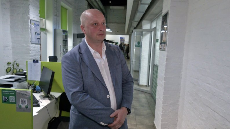 Люди сидять з ночі: у Луцьку під дверима МРЕО - черги за талонами