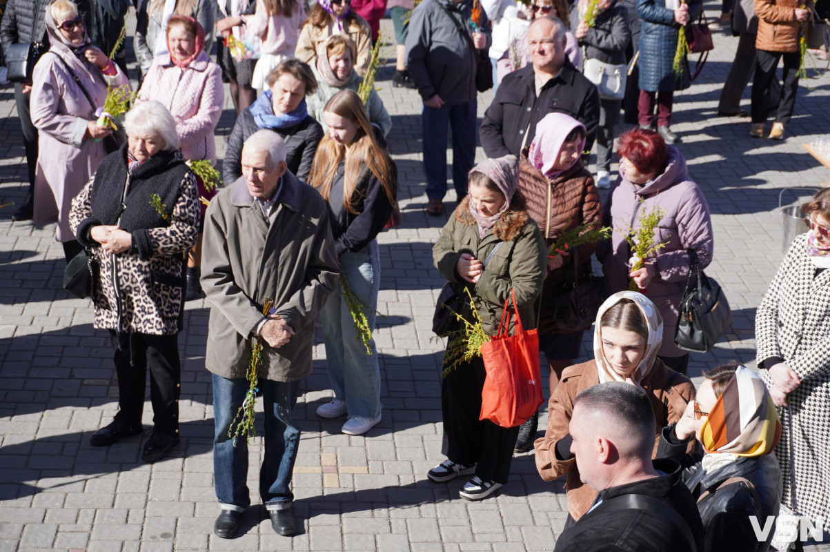 Сотні вірян прийшли освячувати вербу у головний собор Луцька. Фоторепортаж