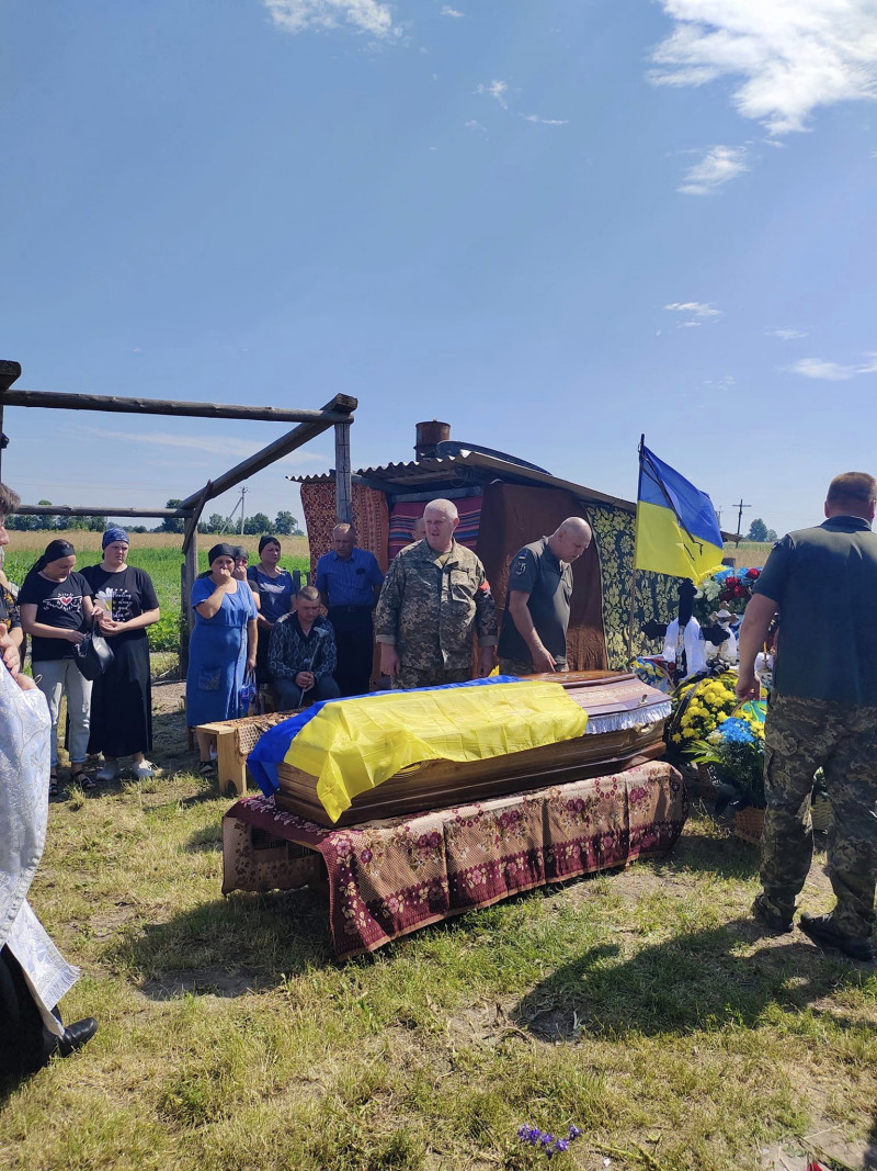 Двоє діток залишилися без батька: на Волині попрощалися з Героєм Володимиром Сіліком