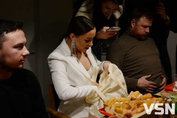 У Луцьку відкрили другий заклад «Собака Лу» та організували чемпіонат поїдання хот-догів