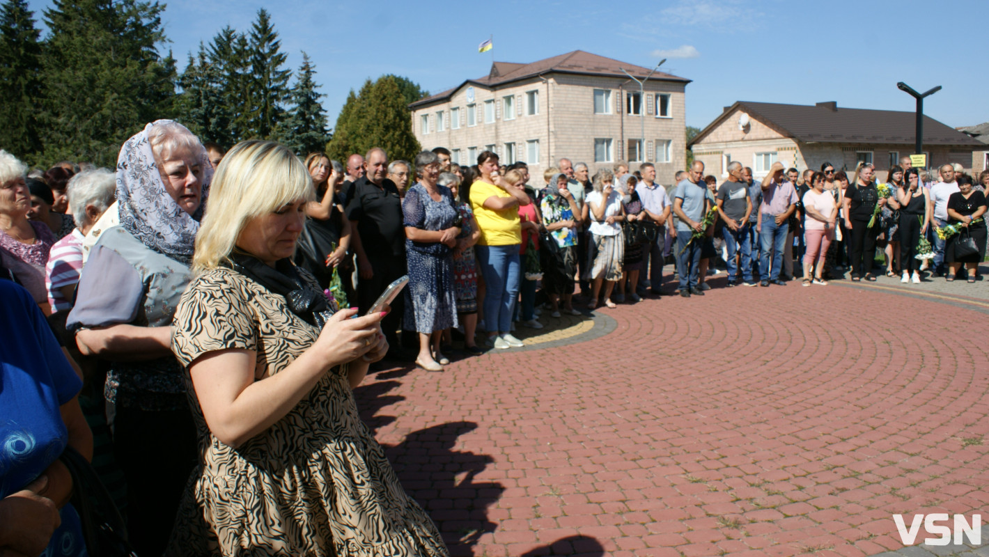 Мав незабаром одружитися: у Рожищі попрощалися із загиблим захисником Юрієм Франком