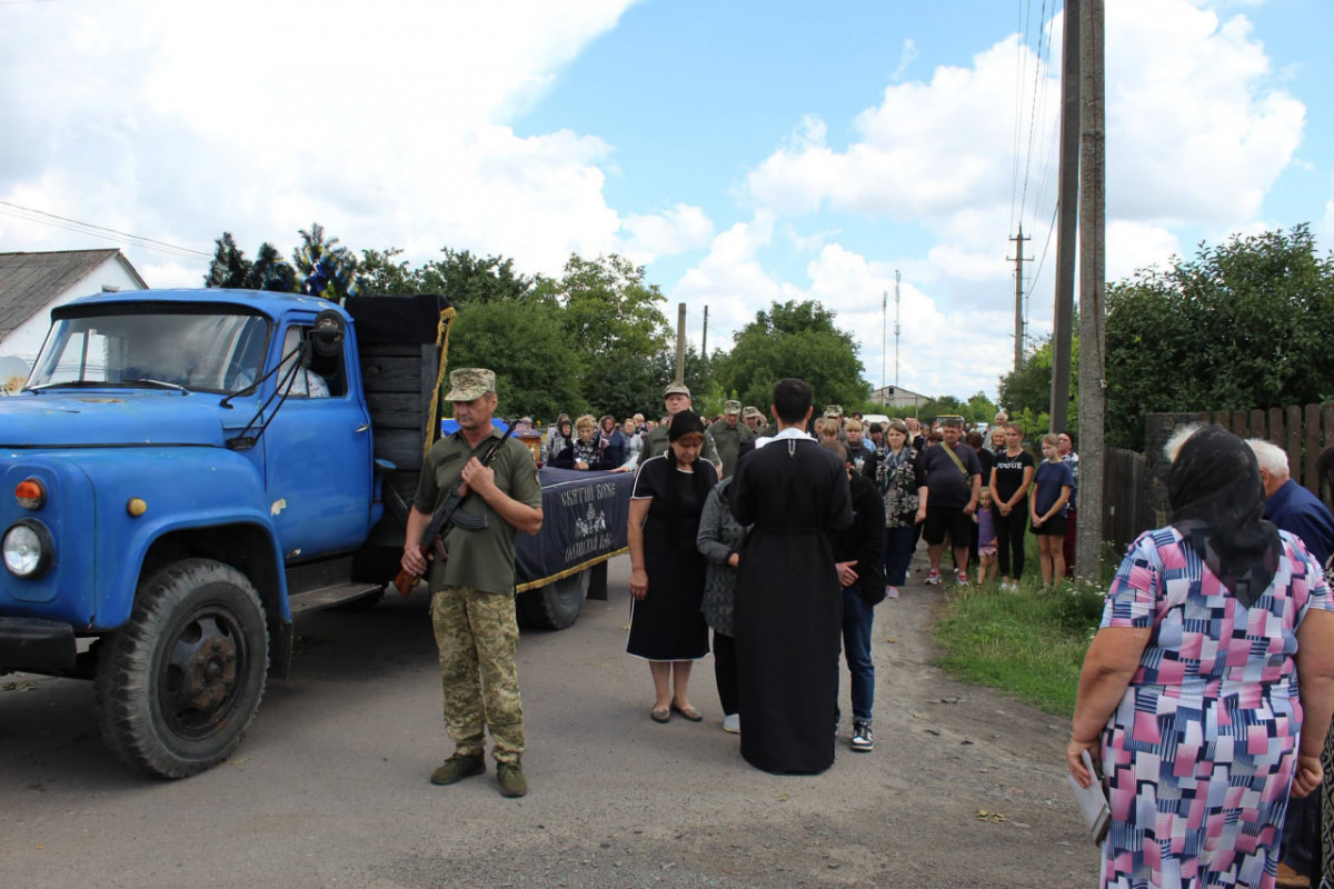 Незламний артилерист, нагороджений «Золотим хрестом»: на Волині попрощалися з Героєм Олегом Орлюком