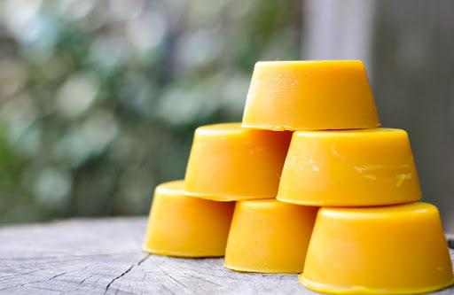 Замість аптечних антибіотиків: волинський пасічник розповів, як  приготувати мазь із прополісу