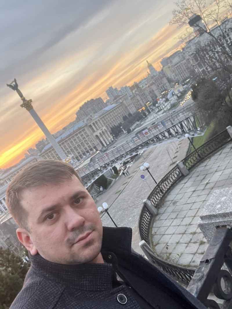 Здійснили понад 30 поїздок у зону бойових дій: волонтера з Волині відзначили національною премією