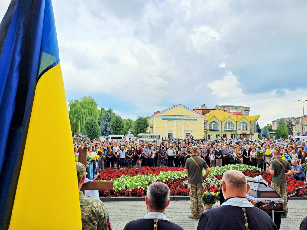 «Мамуль, не переживай, у медиків найменше шансів загинути на війні»: на Волині попрощались з Героєм Віталієм Кухарчуком