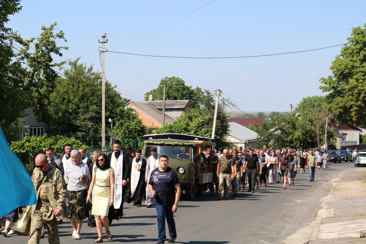 Отримав поранення, несумісні з життям: на Волині сотні людей провели в останню путь Героя Дмитра Редчука