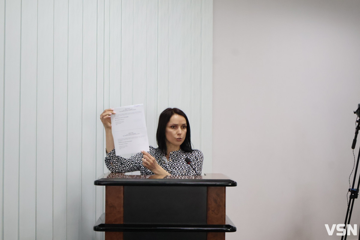 Флешмоб «Шкарпетуйся» і кадрові рішення: що відбулося на 90-й сесії Луцької міськради. Фоторепортаж