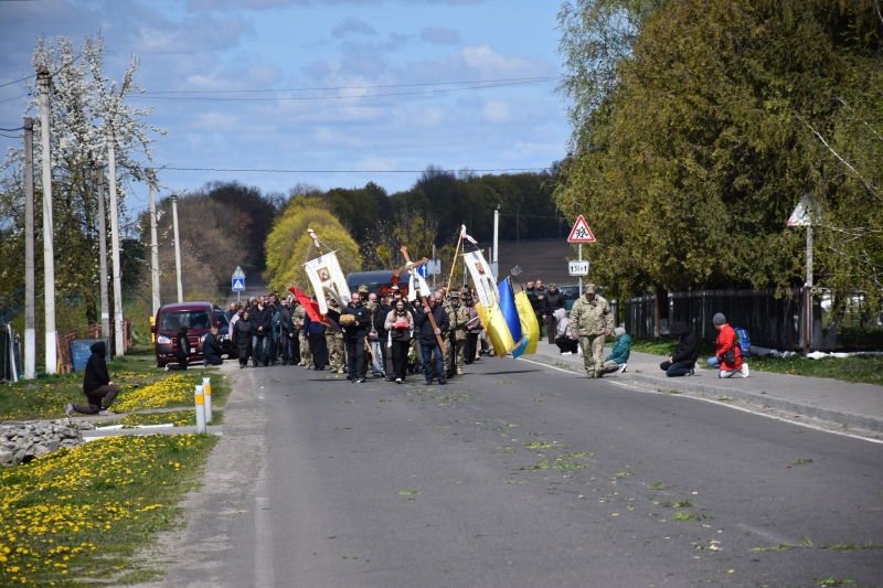 Коровай ділили на кладовищі: на Волині сотні людей прийшли попрощатися з Героєм Миколою Гацем