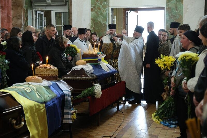 Траурний день у Луцьку: громада попрощалася з трьома захисниками України
