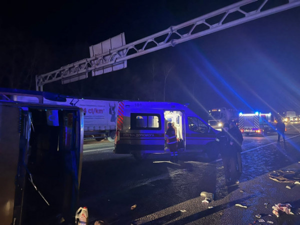Десятки постраждалих: поблизу Львова зіткнулися вантажівка та автобус