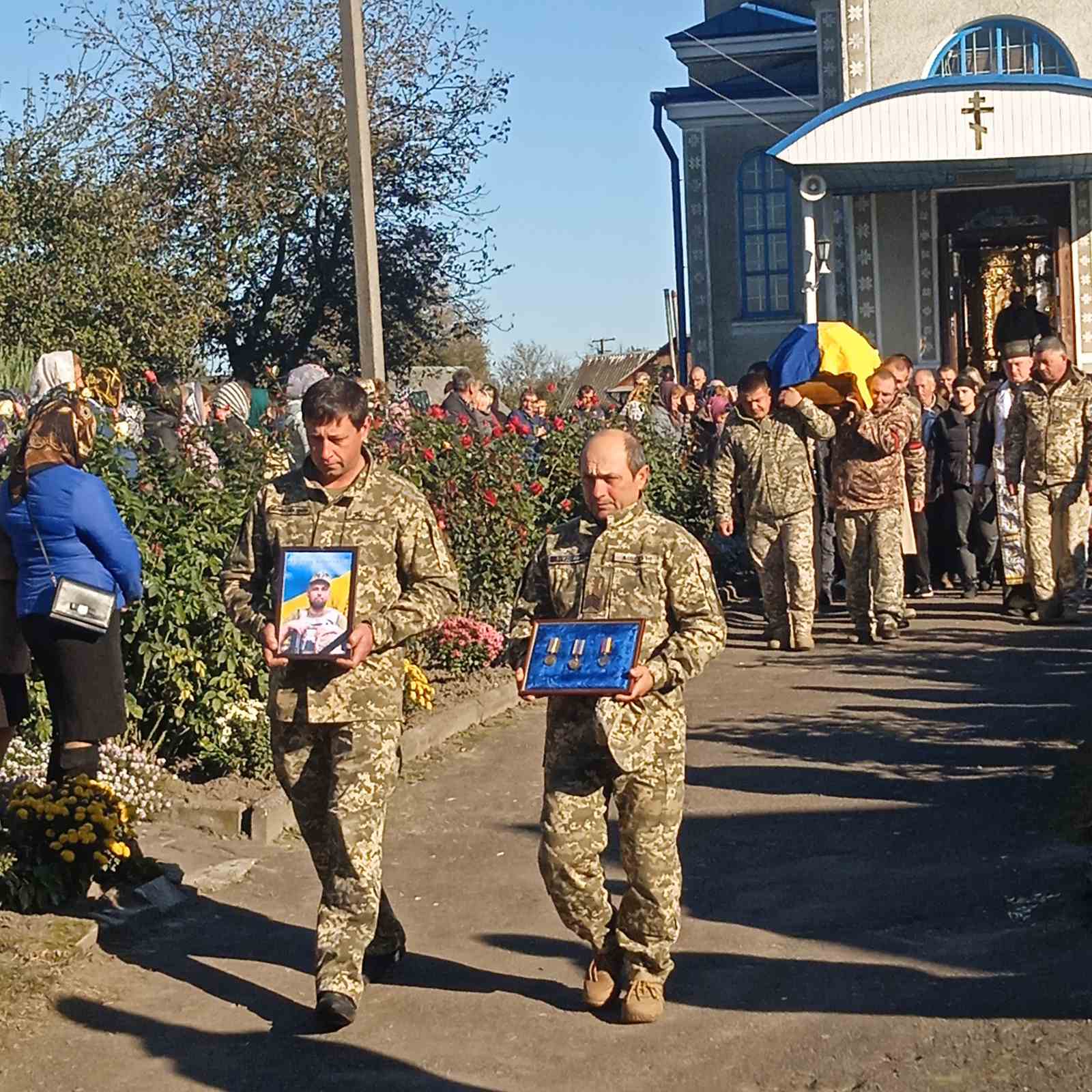 Востаннє додому «на щиті»: на Волині попрощалися із захисником України Миколою Лотоцьким