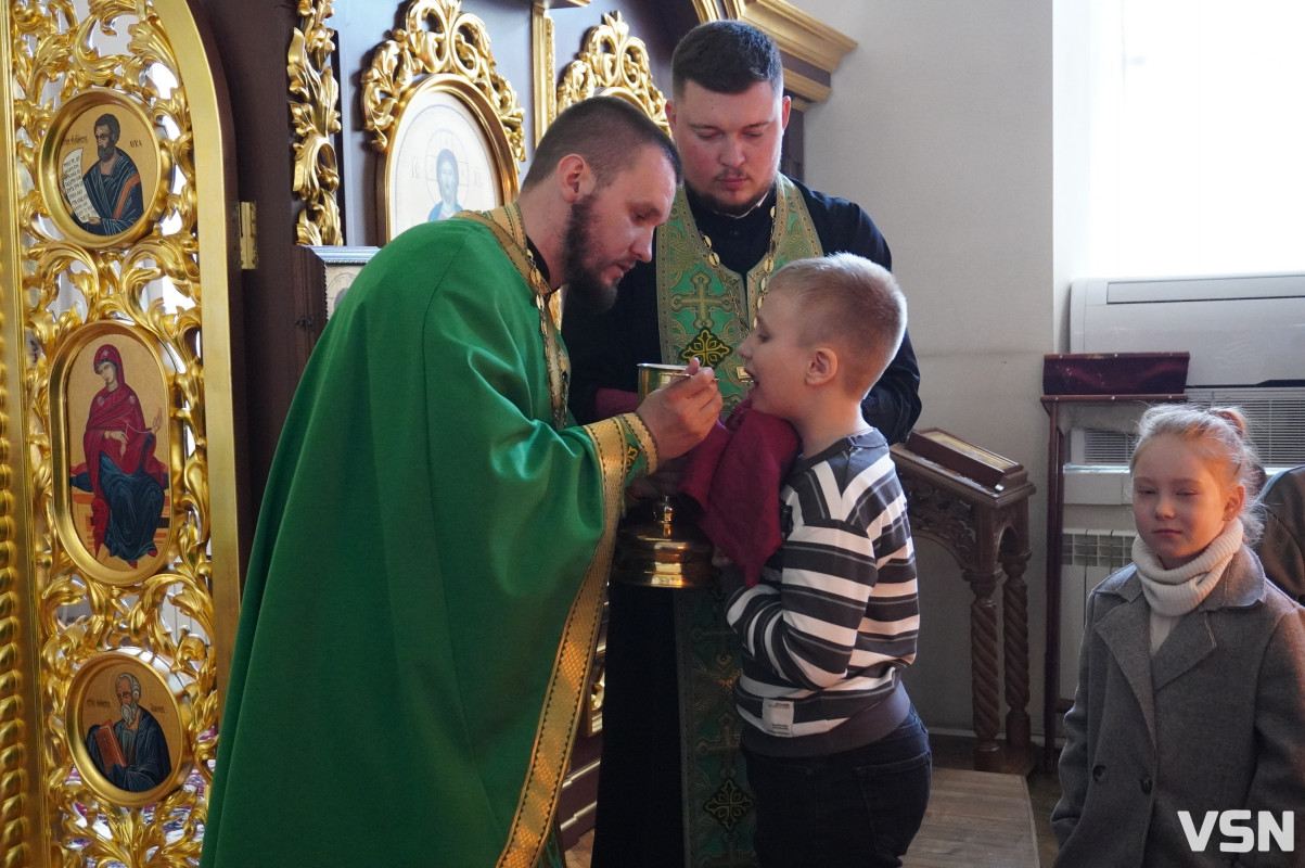 Сотні вірян прийшли освячувати вербу у головний собор Луцька. Фоторепортаж