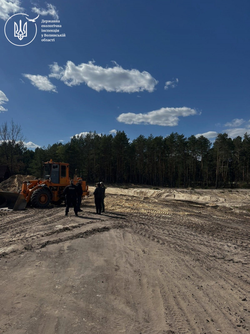На Волині порушників застали під час незаконного видобутку піску – спецтехніку конфіскували