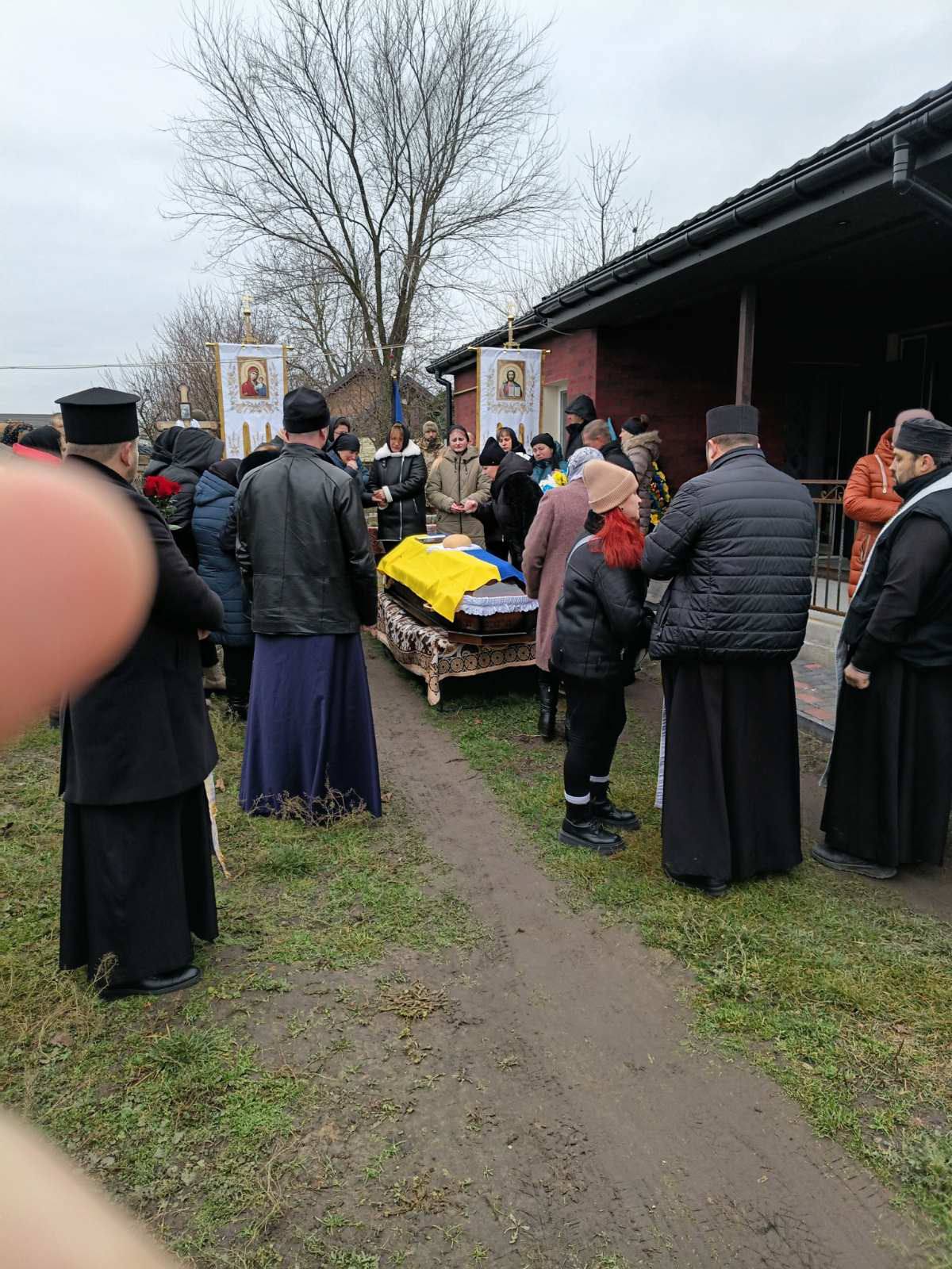 Дев’ять місяців вважався зниклим безвісти: на Волині останню земну дорогу провели Героя Василя Шміло
