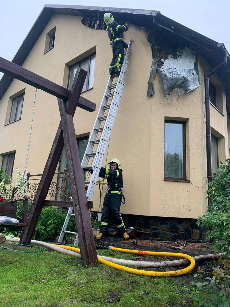 Вітер повалив дерева, а блискавка підпалила будинок: на Волині вирувала негода