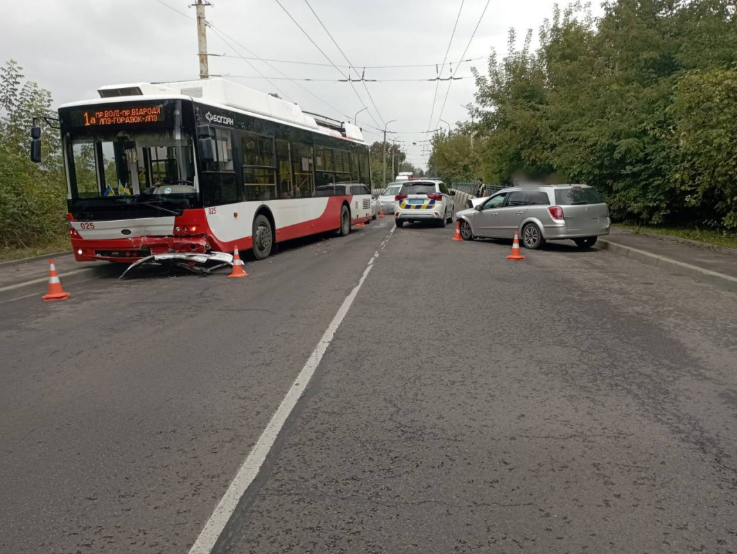 22-річна водійка «вилетіла» на зустрічну: подробиці ДТП у Луцьку за участю тролейбуса. Фото