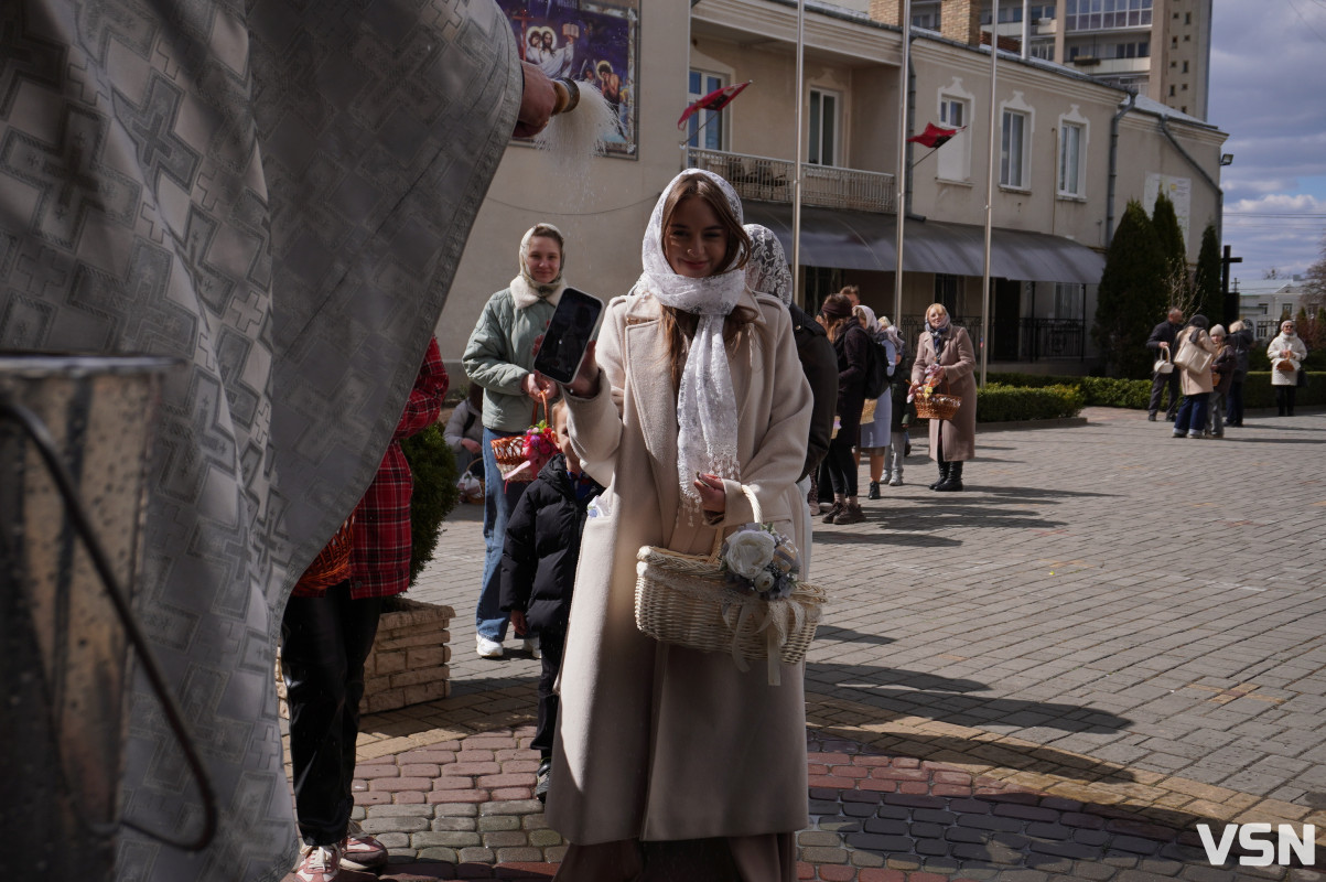 Як у Луцьку освячують Великодні кошики? Фоторепортаж