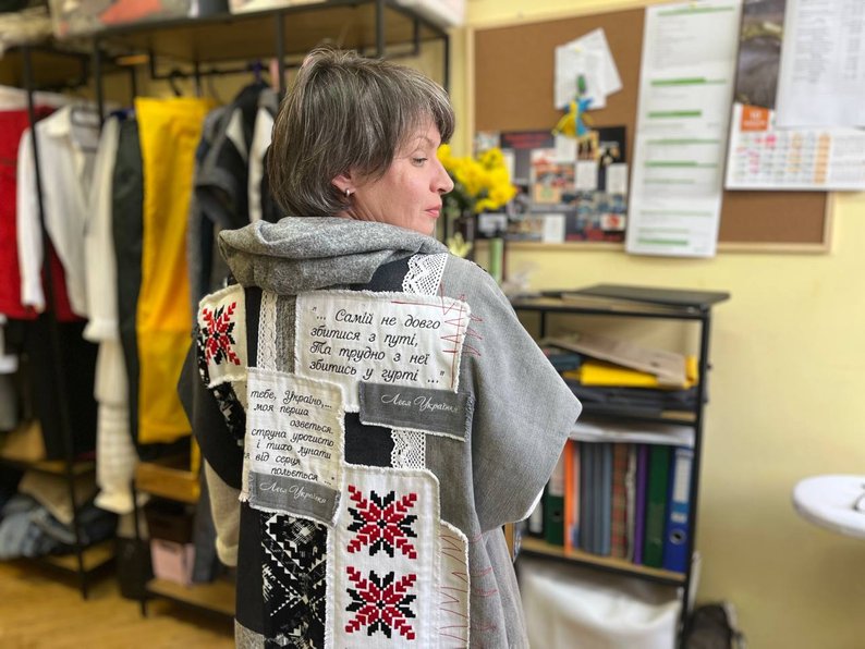 Кравчиня з Луцька створює сценічні костюми для акторів і співаків