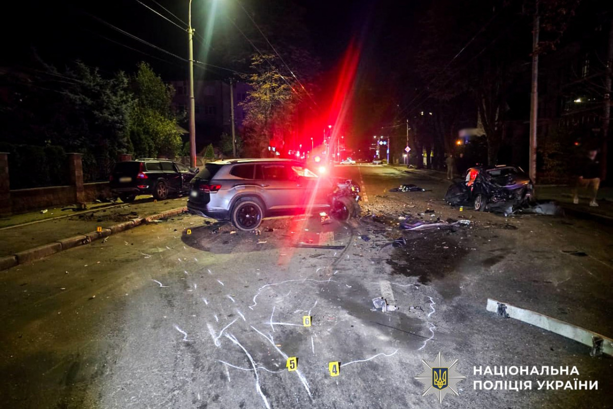 Зіткнулися три автомобілі: у Рівному сталася смертельна ДТП (фото)